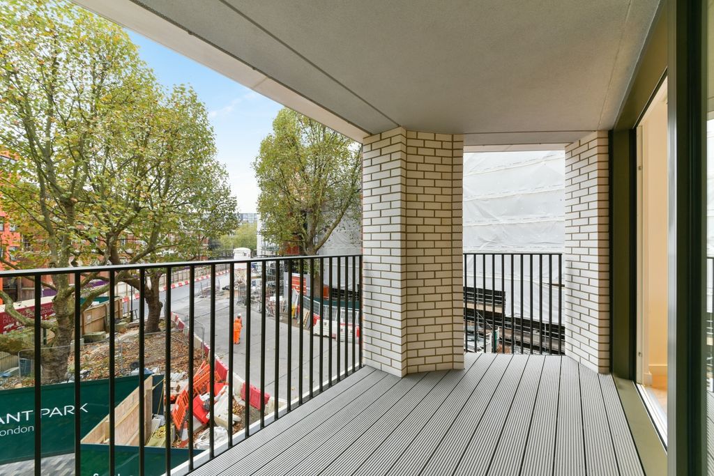 Property photo 3 of 7 Balcony