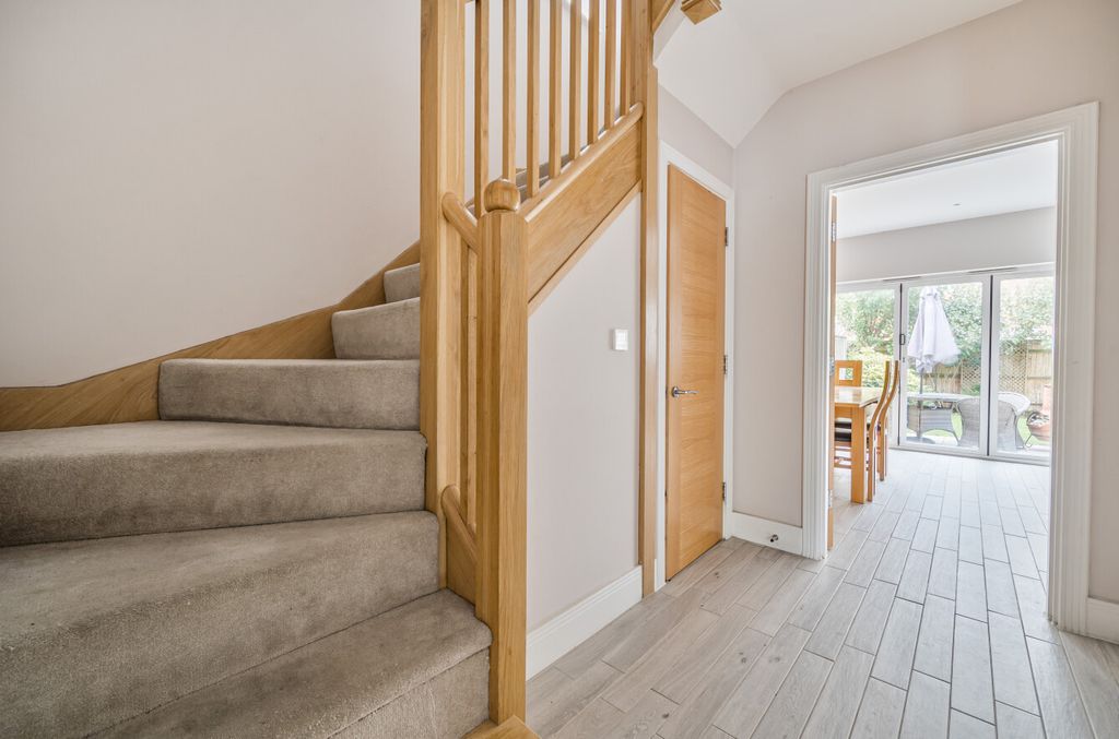 Property photo 2 of 26 1354495-15-68c7Fa...