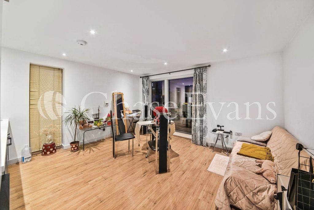Property photo 3 of 10 Living