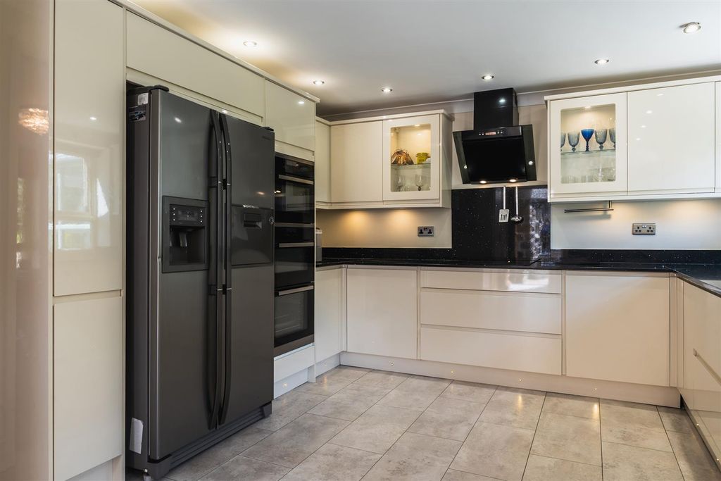 Property photo 2 of 43 Breakfast Kitchen
