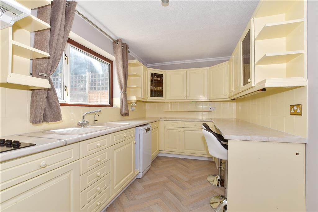 Property photo 3 of 11 Kitchen