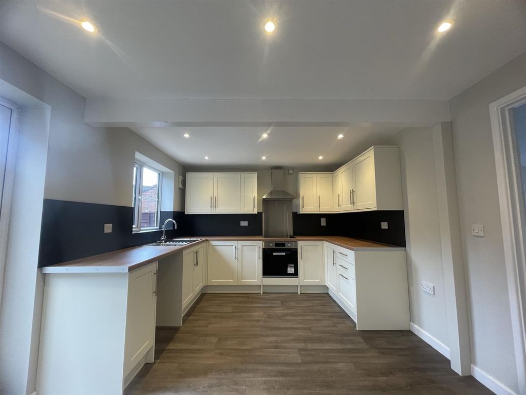 Property photo 2 of 14 Kitchen / Diner (1/2)