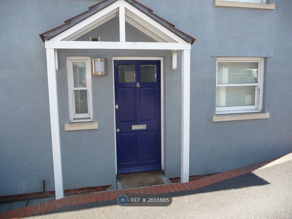 Property photo 1 of 8 Separate Front Entrance