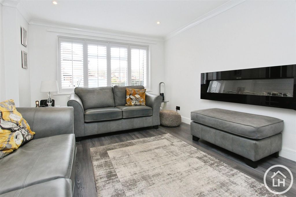 Property photo 2 of 18 Lounge