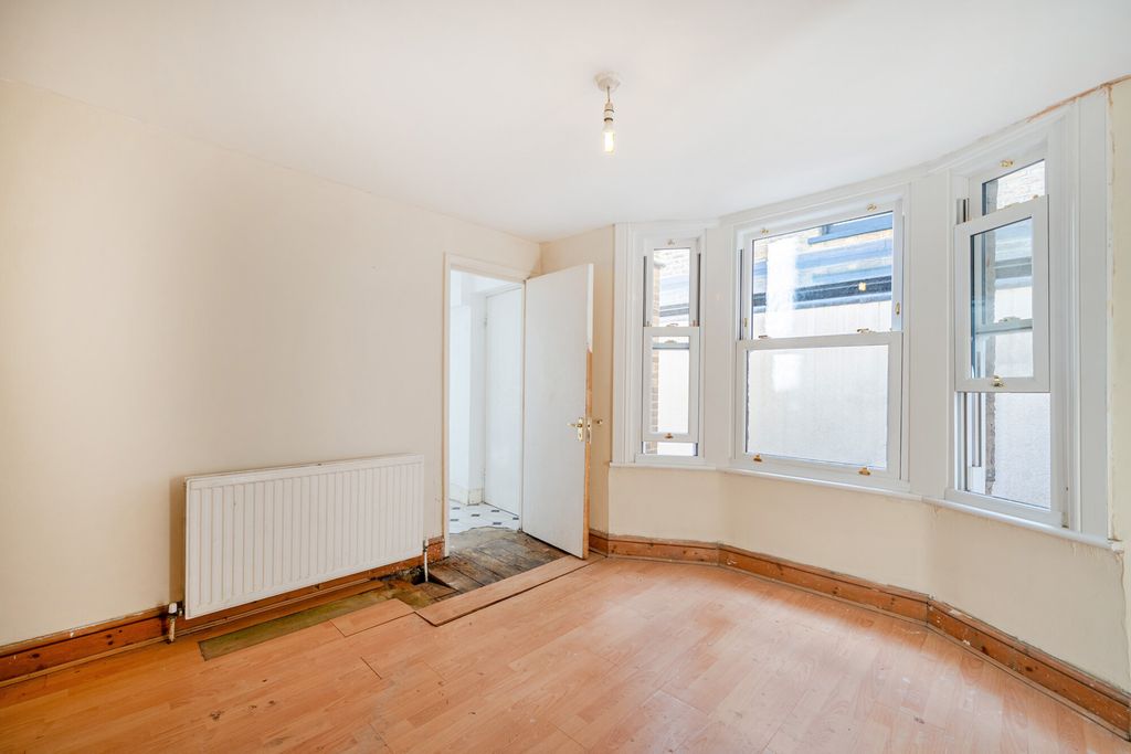 Property photo 2 of 23 1528001-18-6Abe8c...