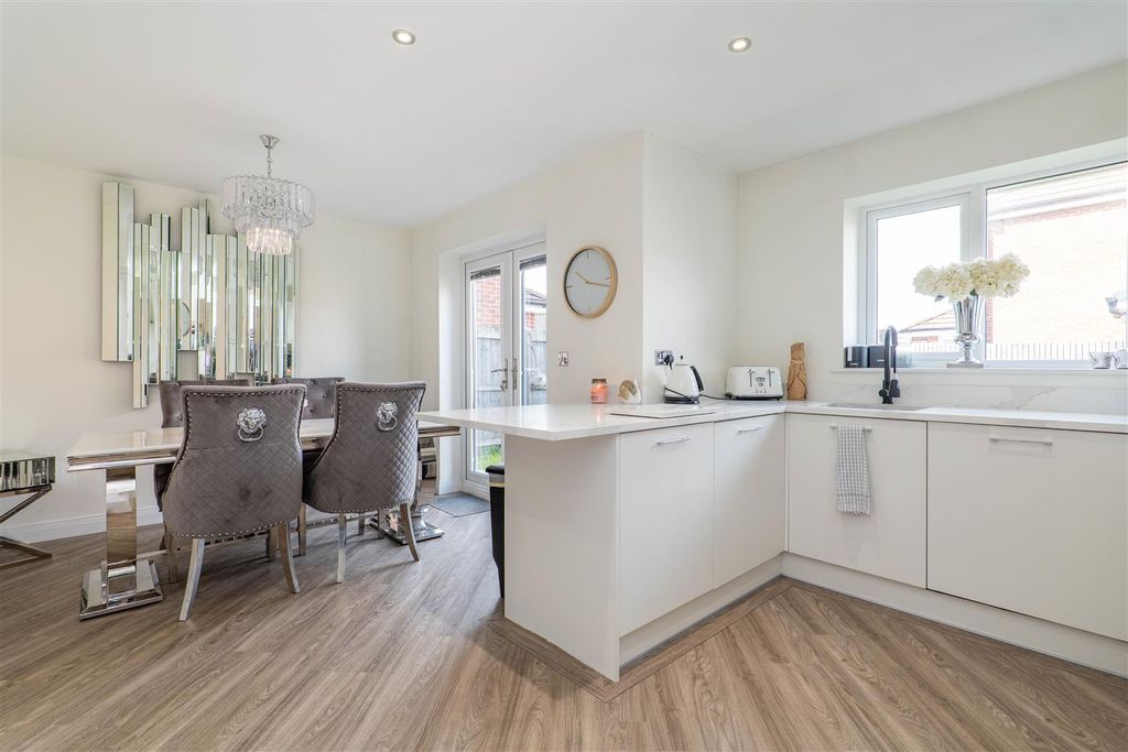 Property photo 3 of 25 Kitchen/Diner