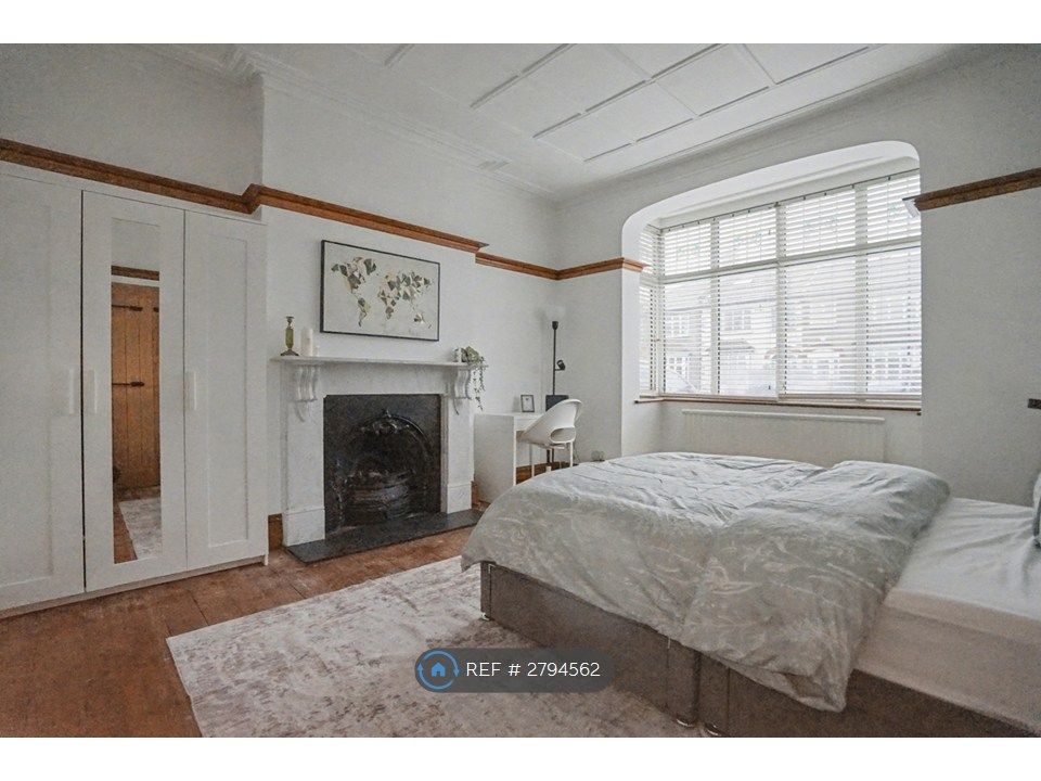 Property photo 1 of 11 Main Bedroom