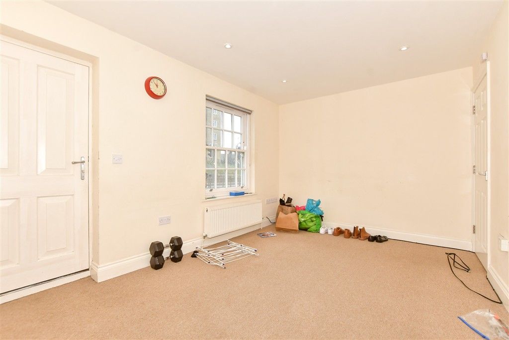 Property photo 3 of 12 Lounge