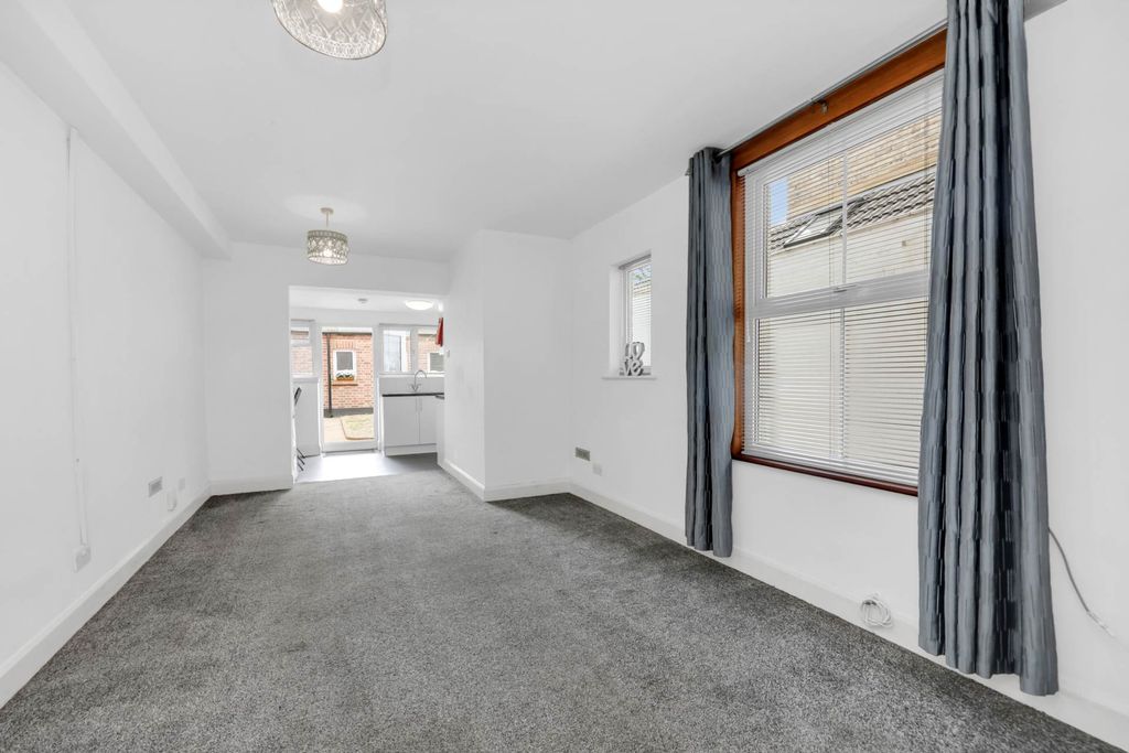 Property photo 2 of 31