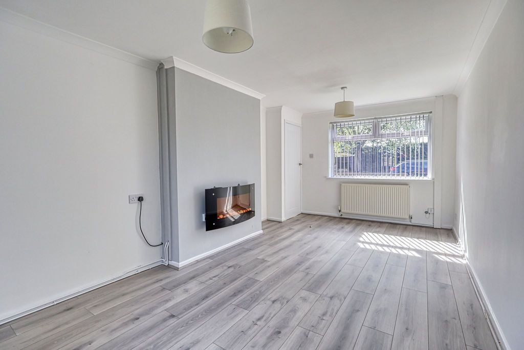 Property photo 3 of 15 Lounge