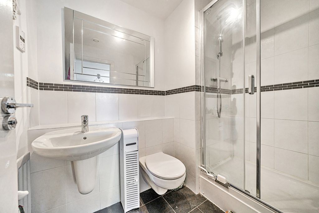 Property photo 2 of 21 Bathroom