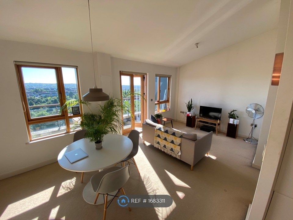 Property photo 1 of 11 Living/Dining Room