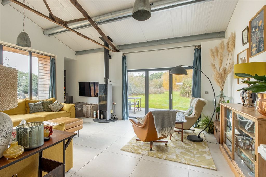 Property photo 2 of 15 Lounge