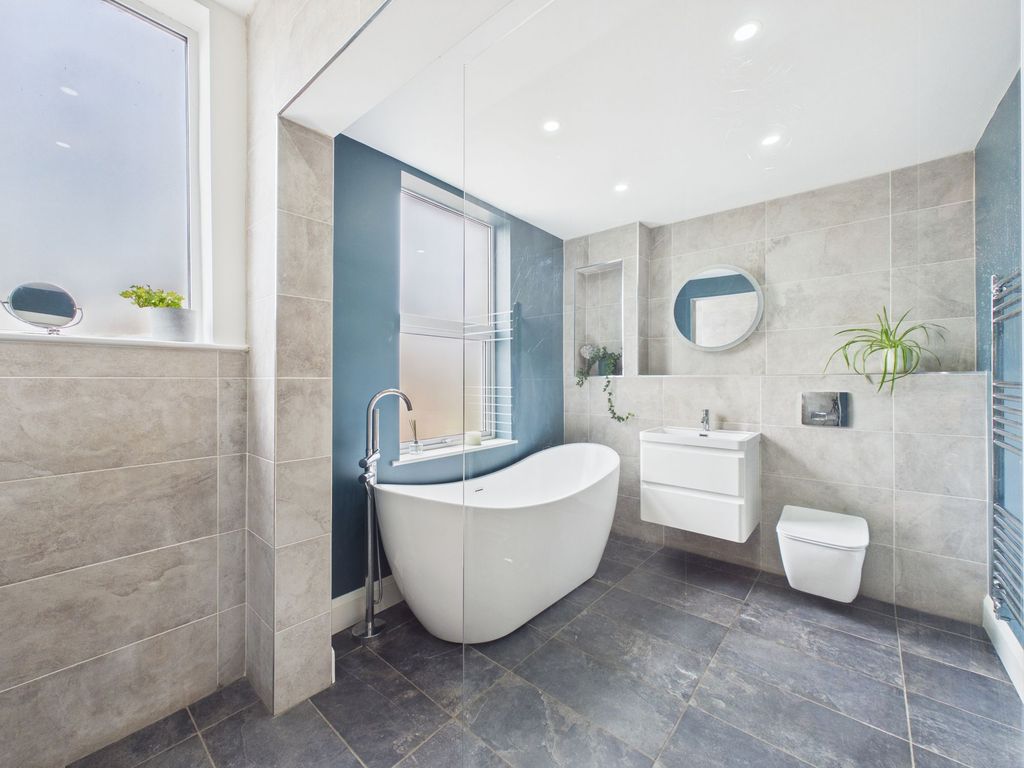 Property photo 3 of 31 Bathroom