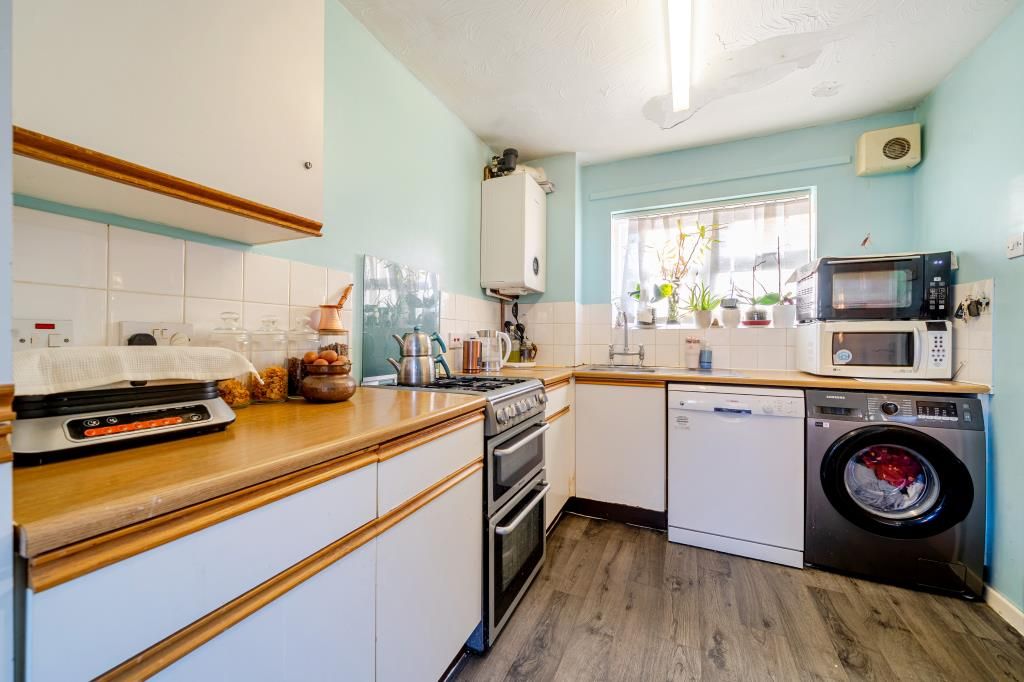 Property photo 3 of 11 Kitchen