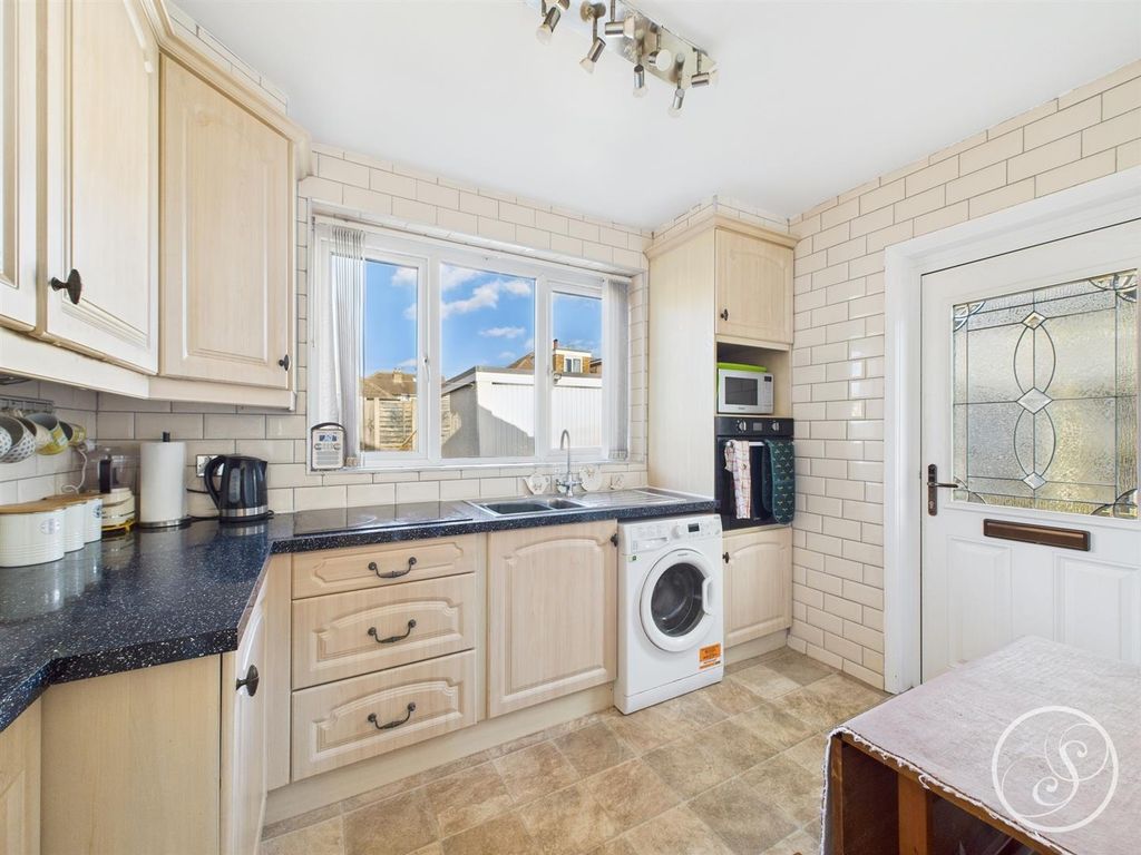 Property photo 3 of 16 Kitchen
