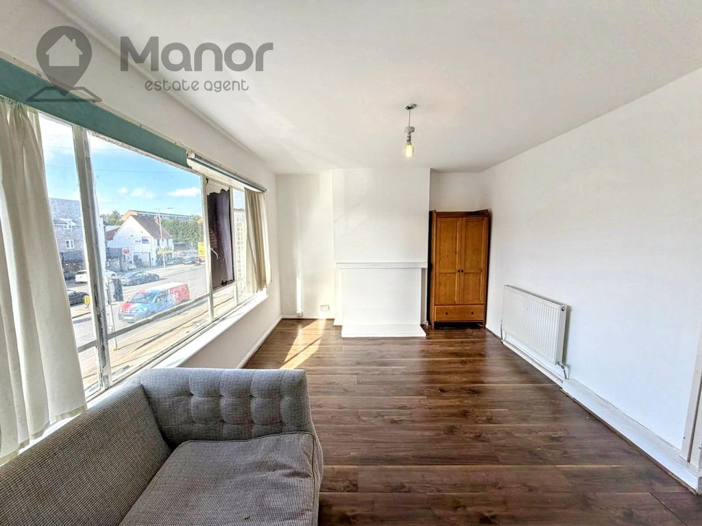 Property photo 1 of 18 Living Room