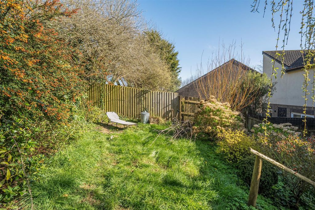 Property photo 2 of 18 Barn Close Garden..Jpg