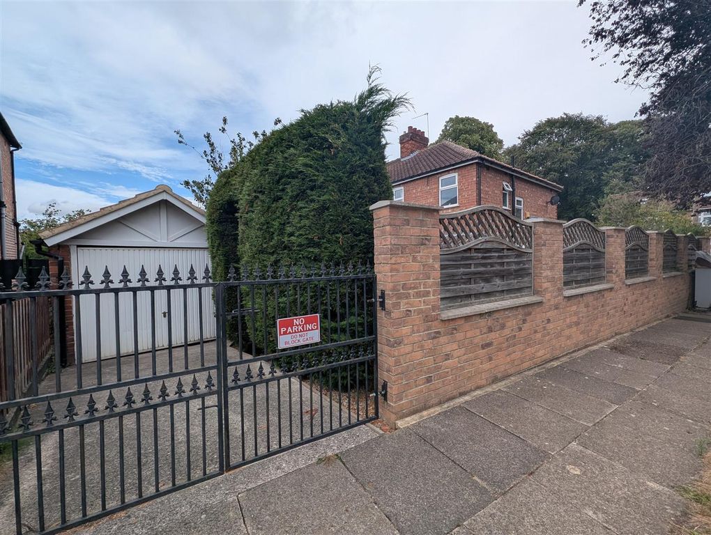 Property photo 2 of 17 Externally
