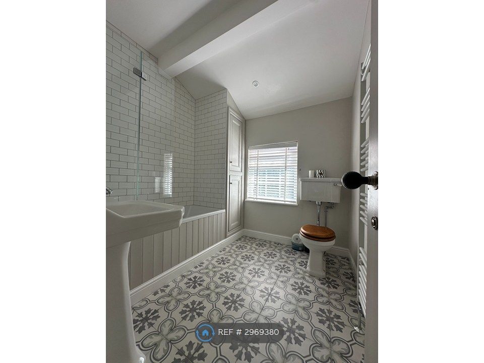 Property photo 2 of 14 Bathroom