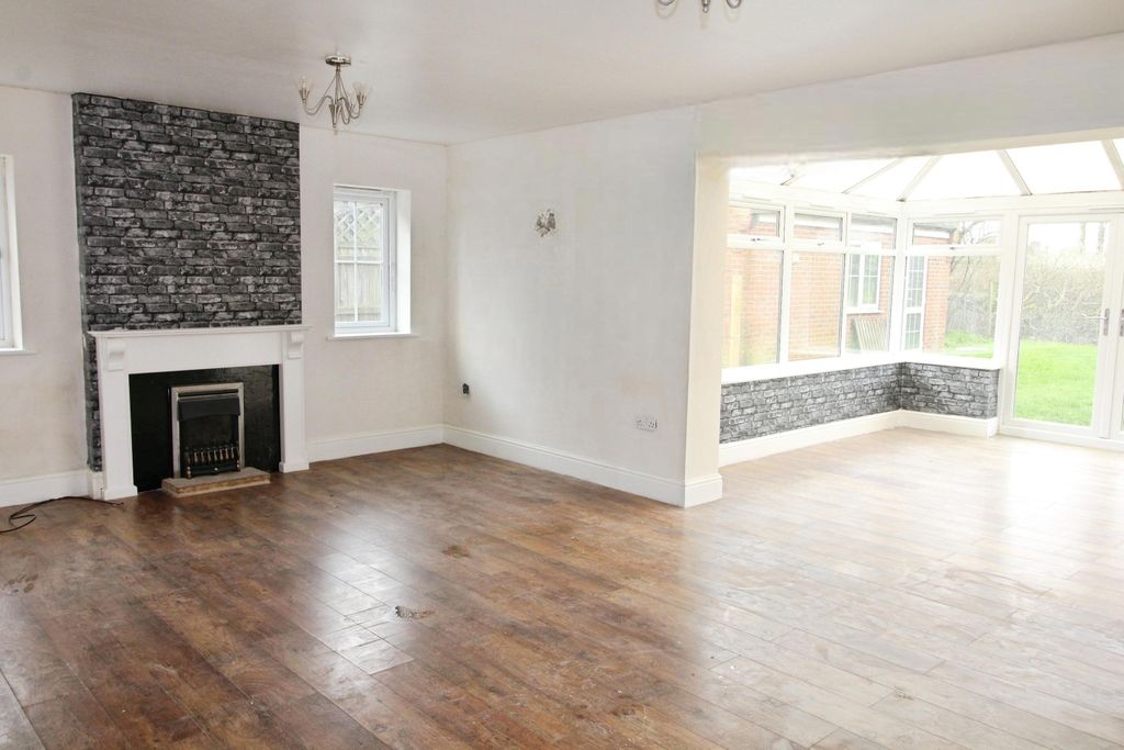 Property photo 2 of 17 Lounge And Conservatory