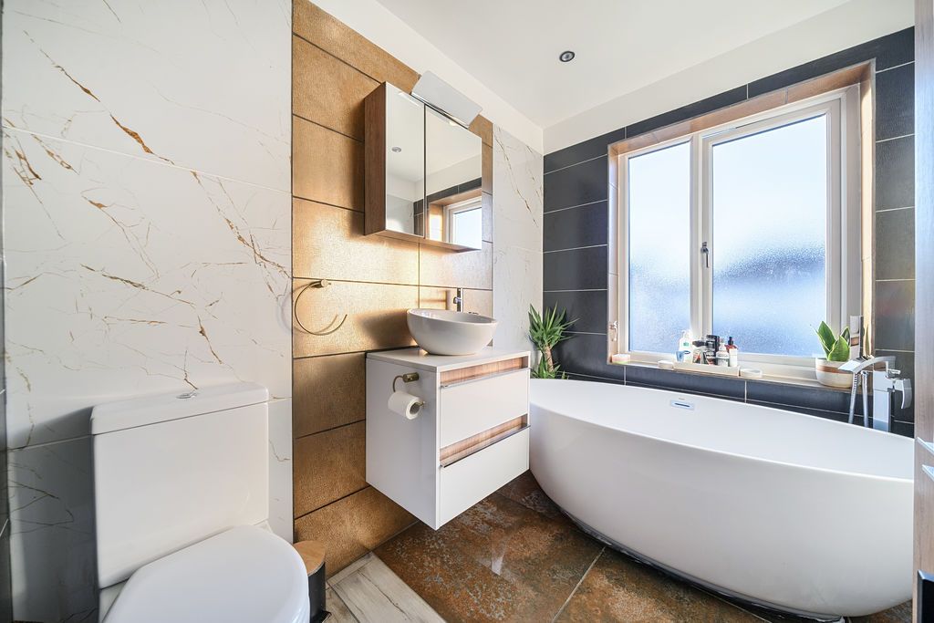 Property photo 3 of 21 Bathroom