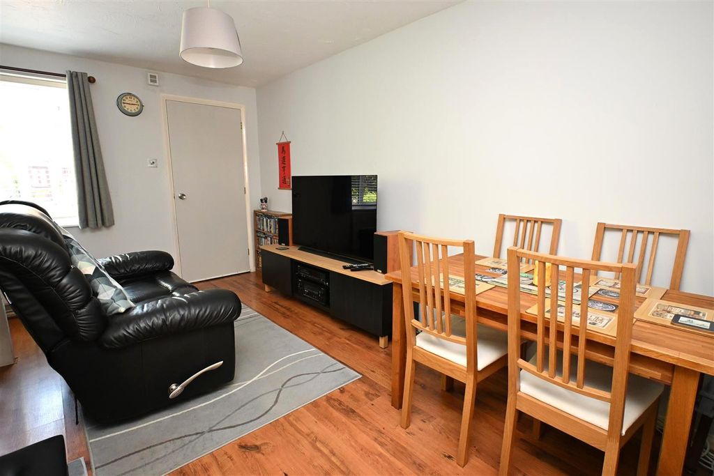 Property photo 3 of 12 Lounge/ Dining