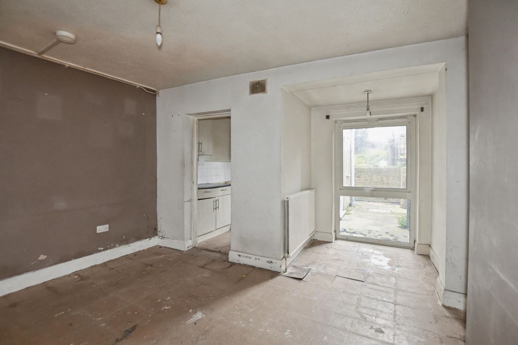 Property photo 3 of 13 4 West Street, Erith, Da8 1Ae
