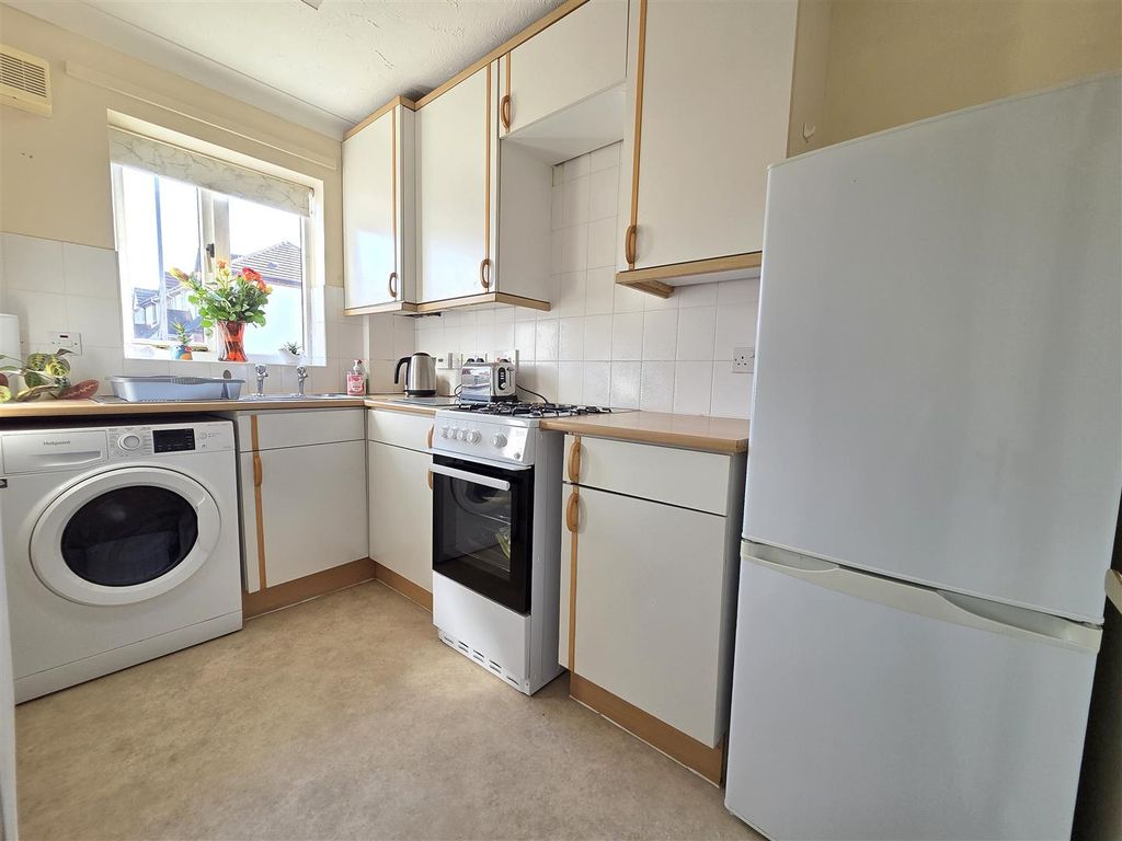 Property photo 3 of 10 Kitchen