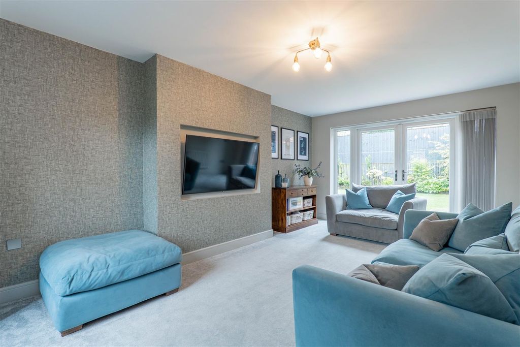 Property photo 2 of 37 Lounge