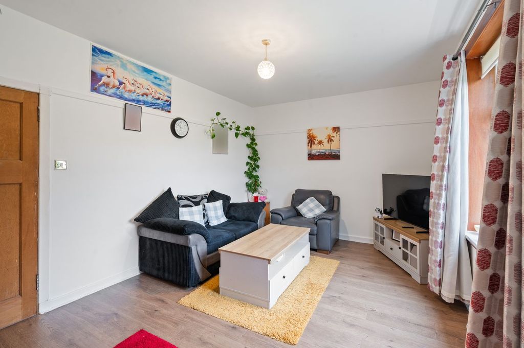 2 bed flat for saleCarrick Knowe Avenue, Carrick Knowe, Edinburgh EH12 photo 5