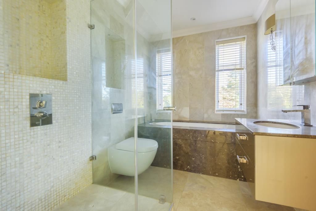 Property photo 1 of 9 Bathroom