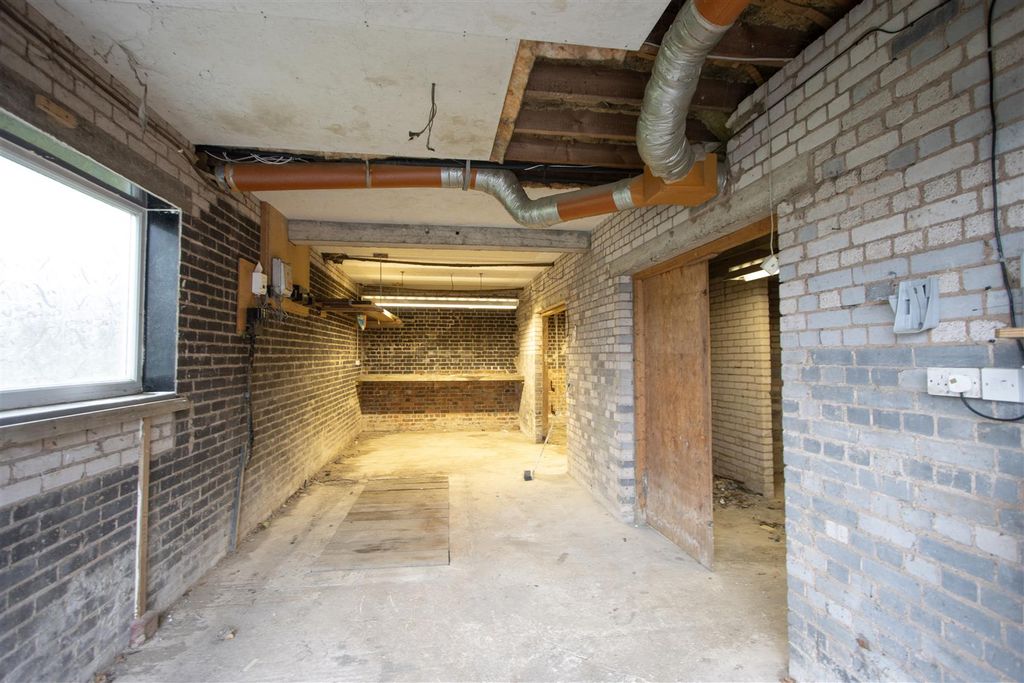 Property photo 3 of 16 Tandem Garage.Jpg