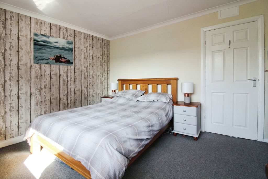 Property photo 2 of 12 Bedroom 1
