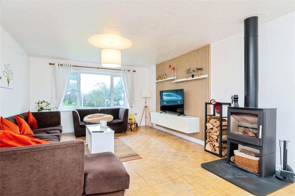 Property photo 2 of 16 Lounge