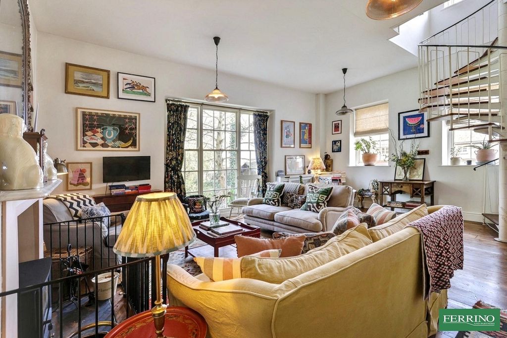 Property photo 2 of 28 Sitting Room