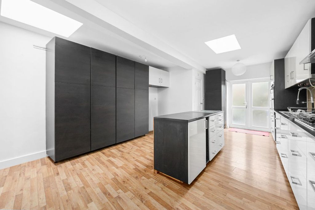 Property photo 2 of 25