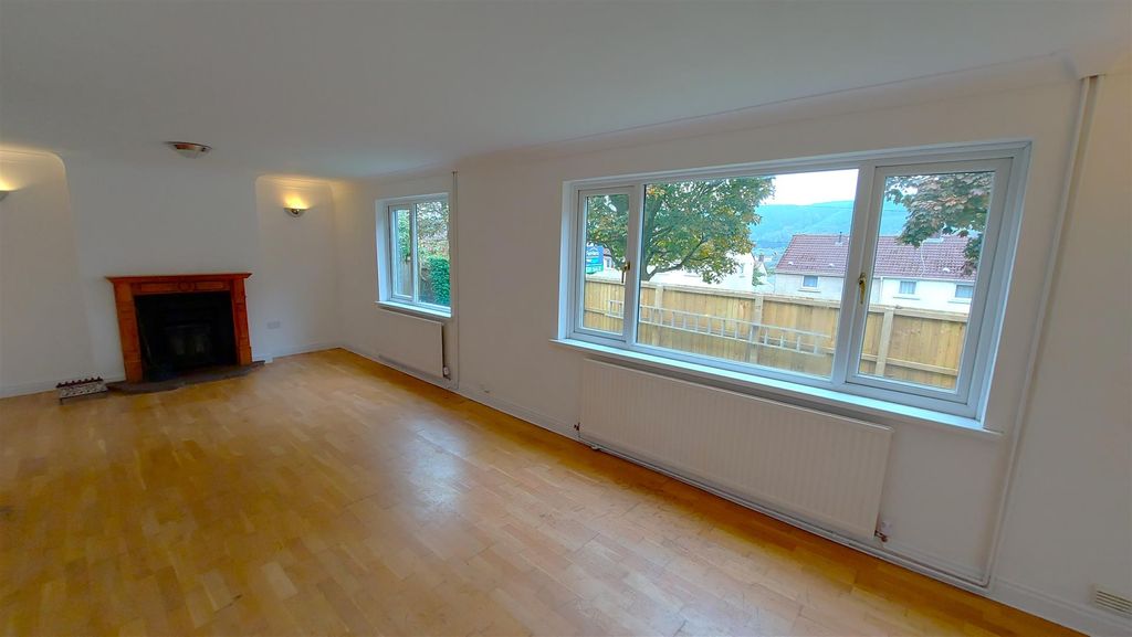 Property photo 3 of 20 Lounge