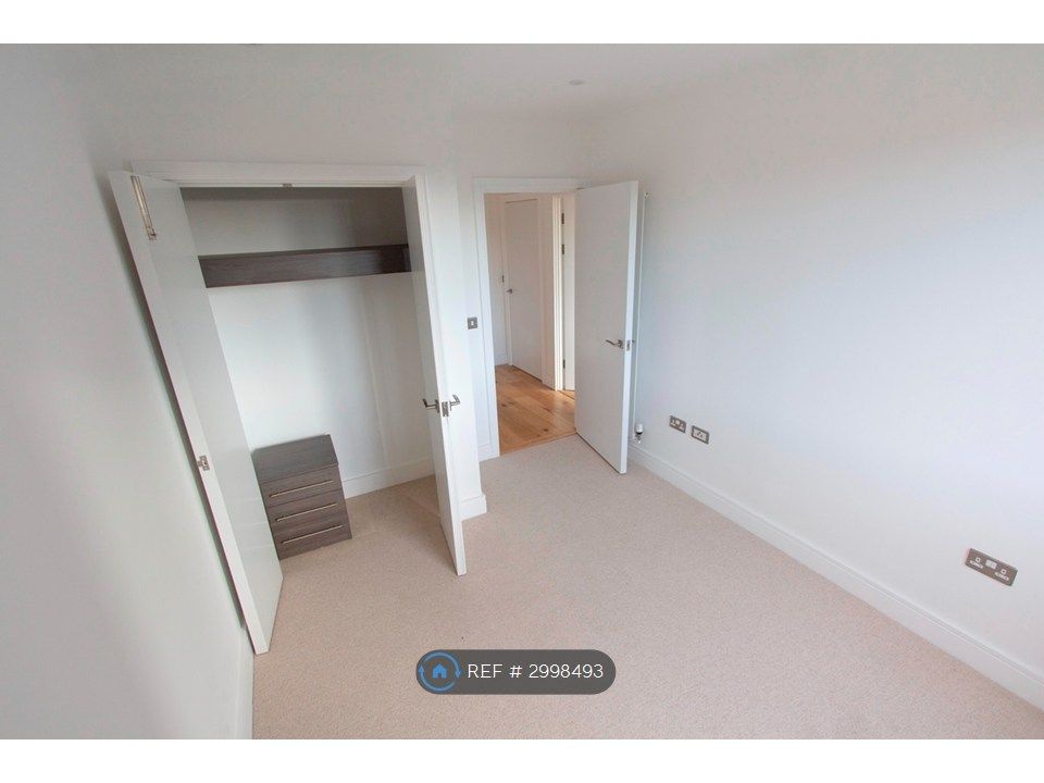 Property photo 3 of 10 Bedroom Wardrobe