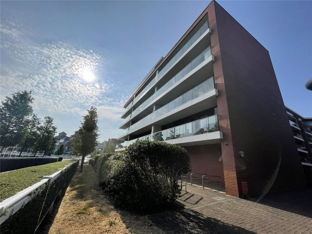 2 bed flat to rentRacecourse Road, Newbury, Berkshire RG14
