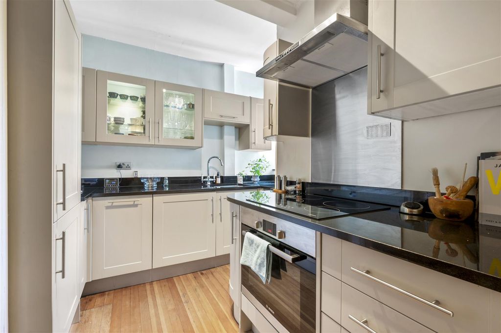 Property photo 3 of 9 17 Hill Court,1.Jpg