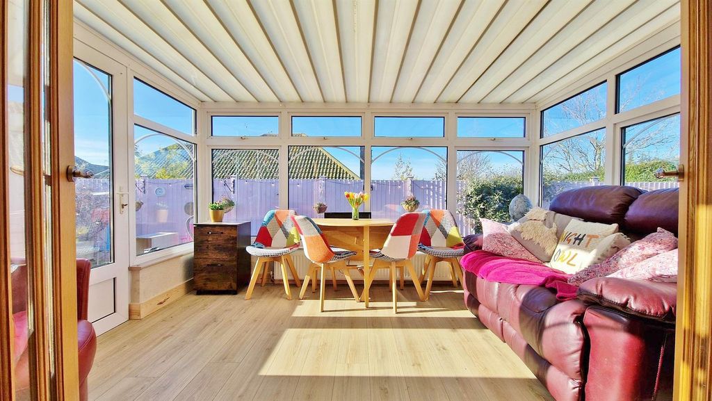 Property photo 2 of 24 Conservatory/Sun Room