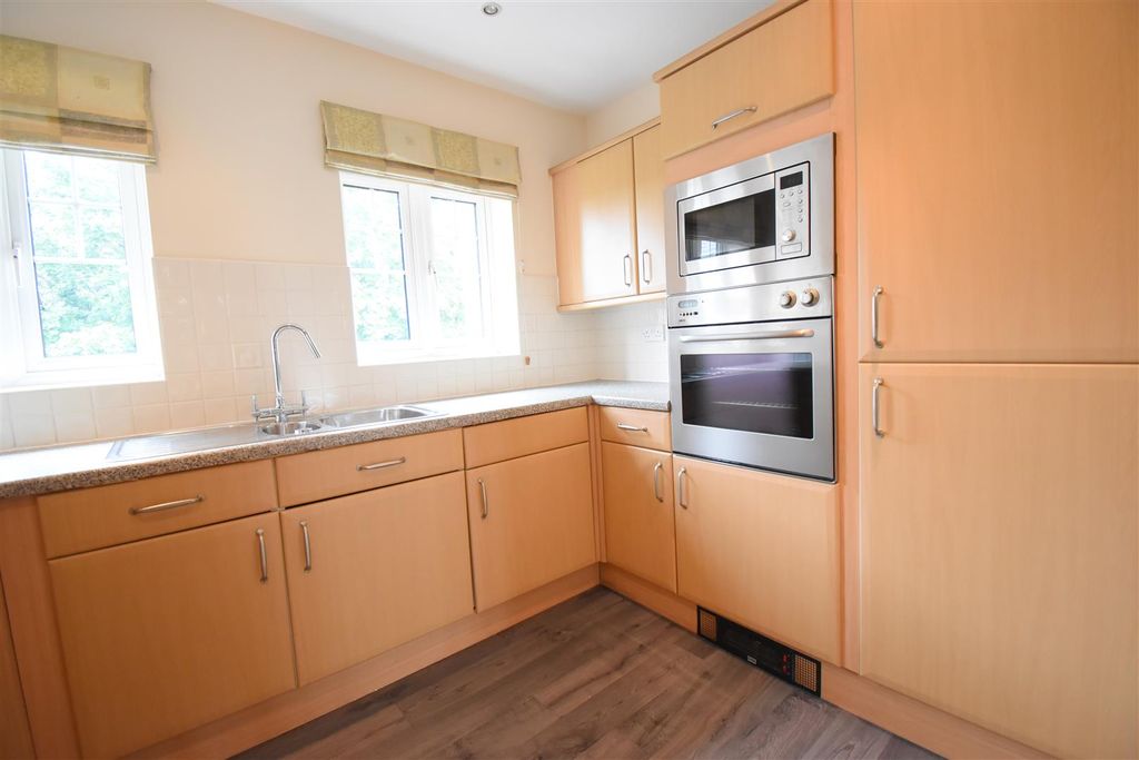 Property photo 3 of 8 Kitchen