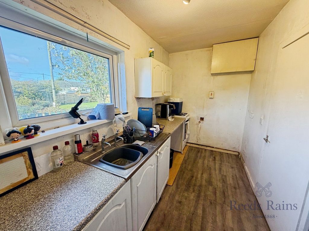 Property photo 2 of 10 Kitchen