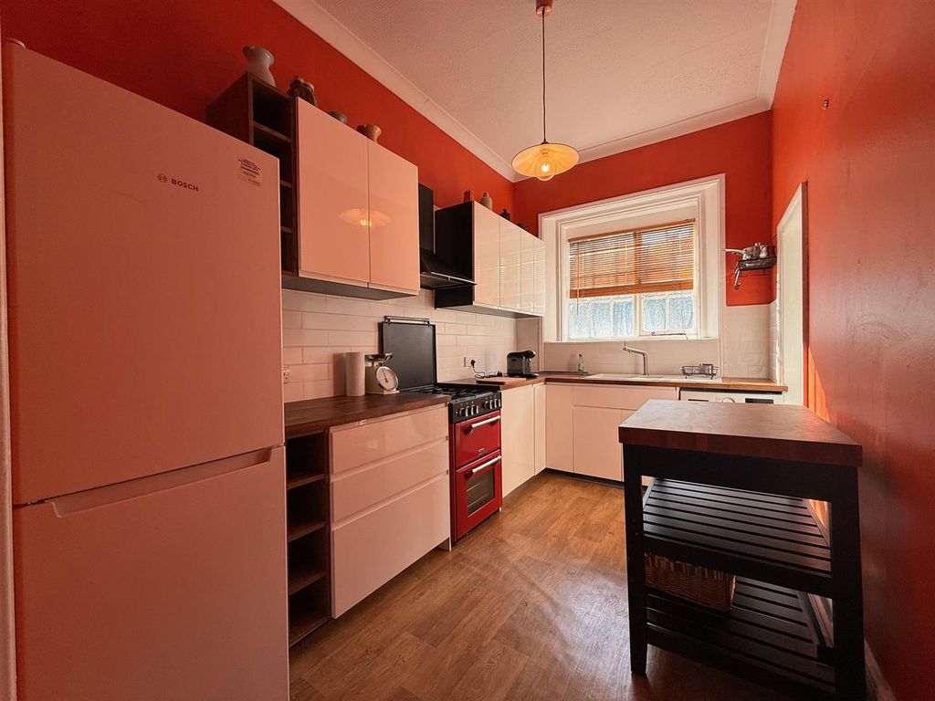 Property photo 3 of 11 Kitchen