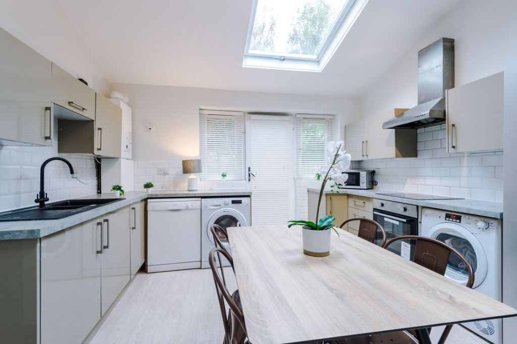 Property photo 2 of 16 41Tr - Living Area / Kitchen