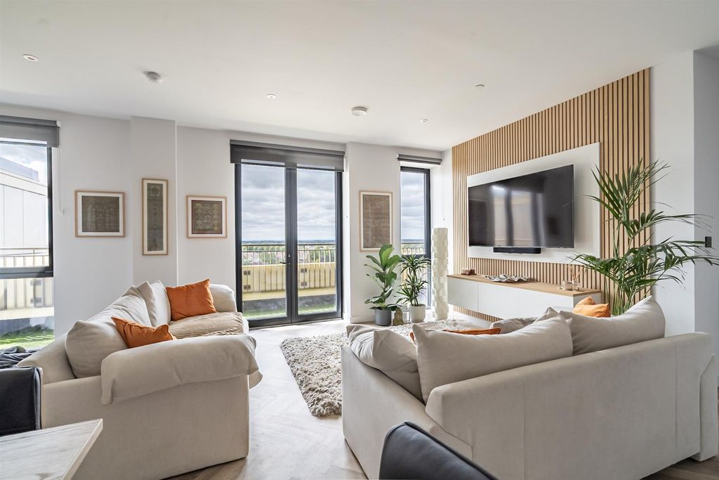 Property photo 2 of 27 Living Space