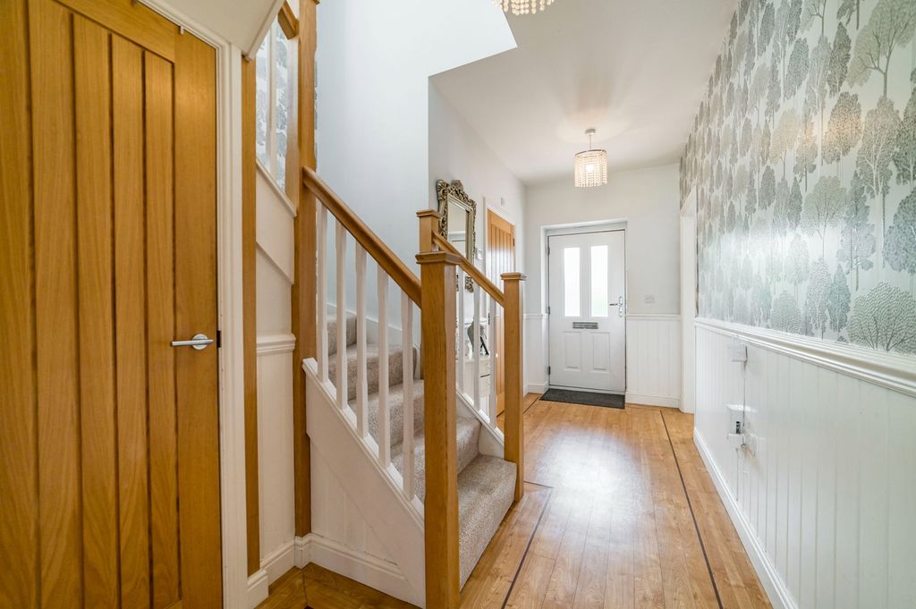 Property photo 2 of 32