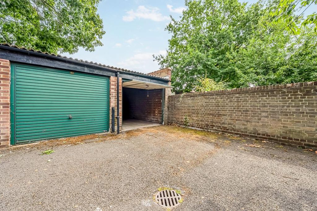 Property photo 3 of 5 Garage 64 Heathfield Gardens-3.Jpg
