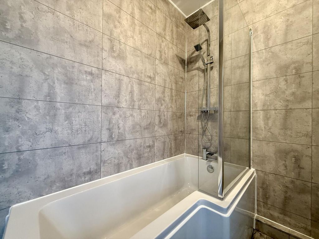Property photo 3 of 21 Bathroom